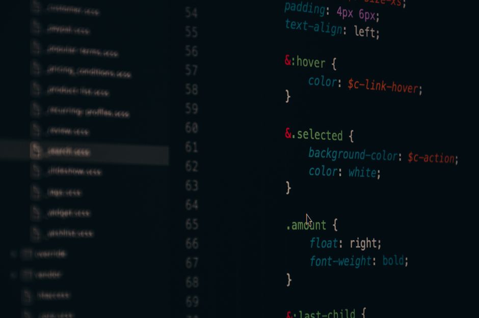 Close-up de linhas de código CSS coloridas em uma tela de computador para desenvolvimento web.