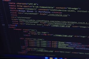 Profissional escolhendo agência web através de videoconferência, com gráficos e projetos visíveis